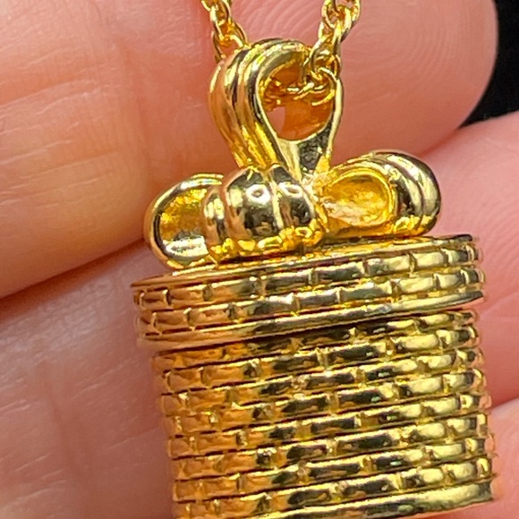 Joan Rivers Vintage Gold Tone Gift Box Pendant Necklace Classics Collection - Picture 2 of 8